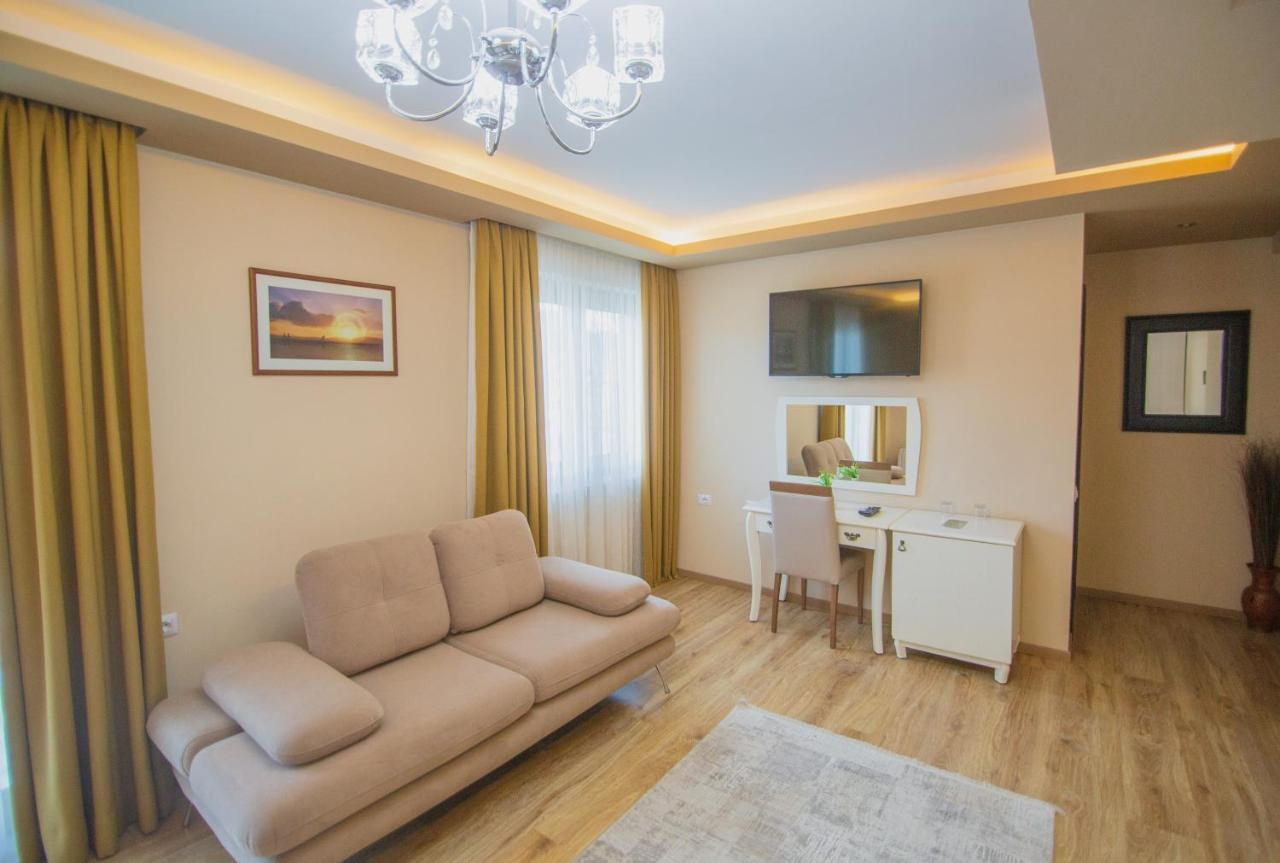 Christi'S Hotel Borova Korce Extérieur photo