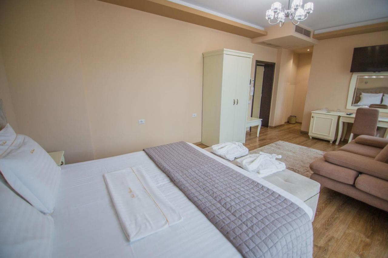 Christi'S Hotel Borova Korce Extérieur photo